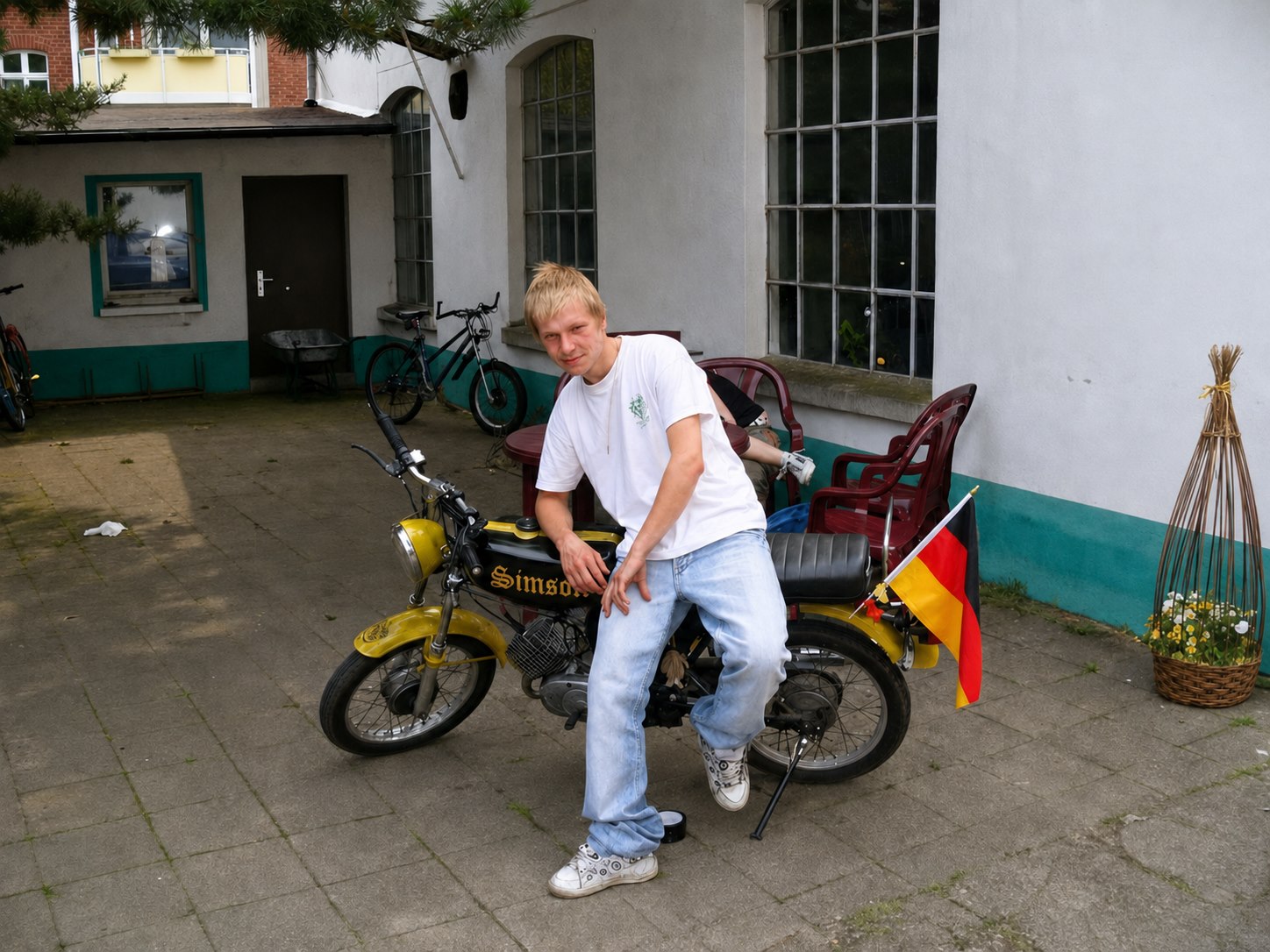 Dennis in jungen Jahren mit seinem Moped