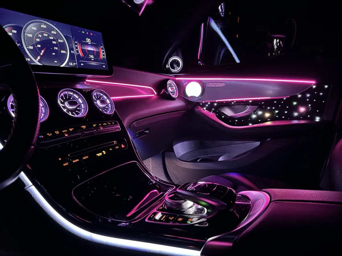 Ambientebeleuchtung im Cockpit – ein Fahrzeugprojekt von Car-Styling-Berlin