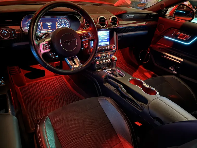 Ford Mustang: Ambientebeleuchtung – Innenraum- und Detailansicht 1