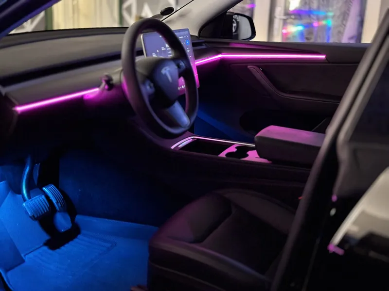 Tesla Model Y: Ambientebeleuchtung – Innenraum- und Detailansicht 8