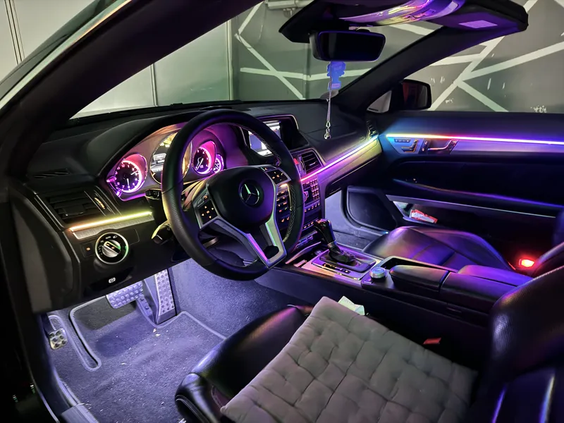 Mercedes-Benz C-Klasse Coupé: Ambientebeleuchtung – Innenraum- und Detailansicht 4