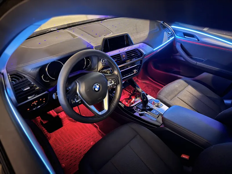 BMW M2: Ambientebeleuchtung – Innenraum- und Detailansicht 4