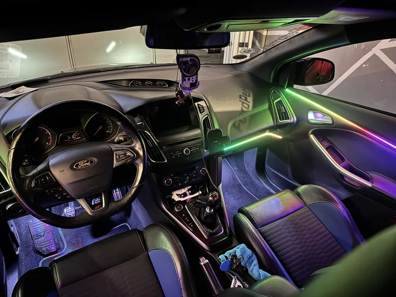 Ford Focus: Ambientebeleuchtung – Innenraum- und Detailansicht 4