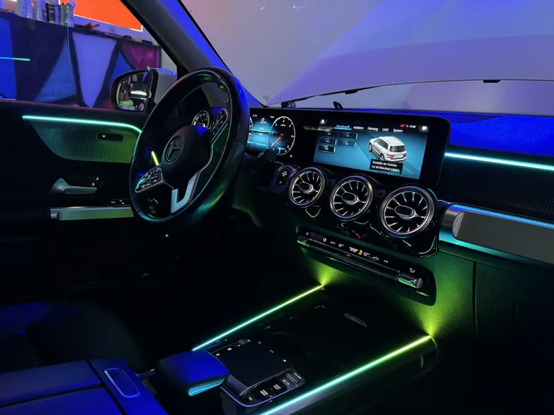 Mercedes-Benz GLB: Ambientebeleuchtung – Innenraum- und Detailansicht 3