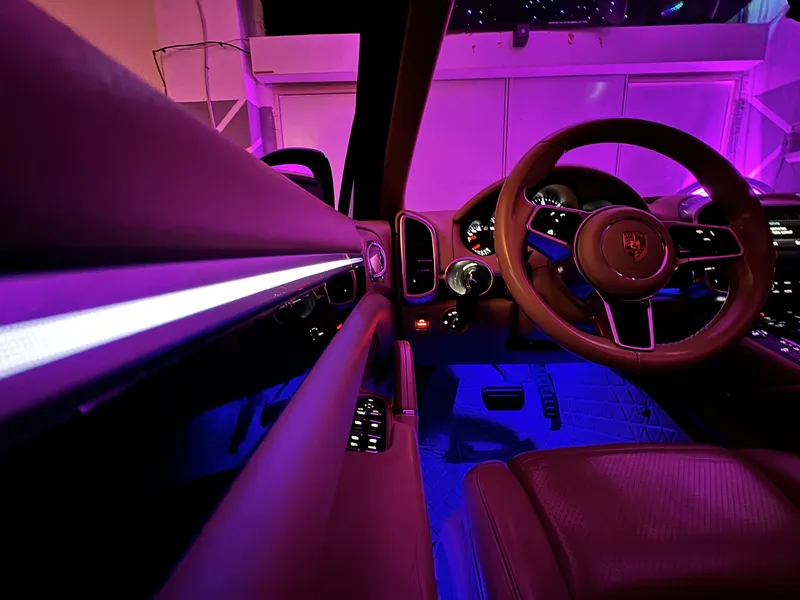 Porsche Cayenne: Ambientebeleuchtung – Innenraum- und Detailansicht 6