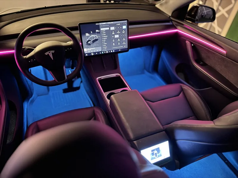Tesla Model Y: Ambientebeleuchtung – Innenraum- und Detailansicht 7