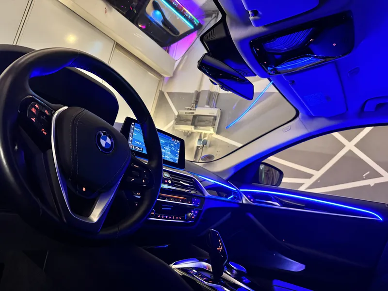 BMW 5er G30: Ambientebeleuchtung – Innenraum- und Detailansicht 3