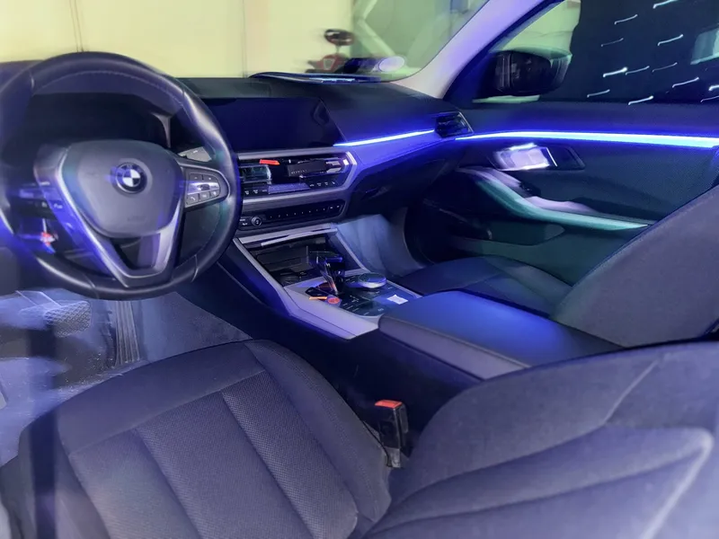 BMW 330i: Ambientebeleuchtung – Innenraum- und Detailansicht 3
