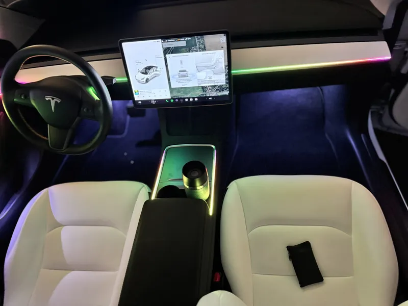 Tesla Model 3: Ambientebeleuchtung – Innenraum- und Detailansicht 5