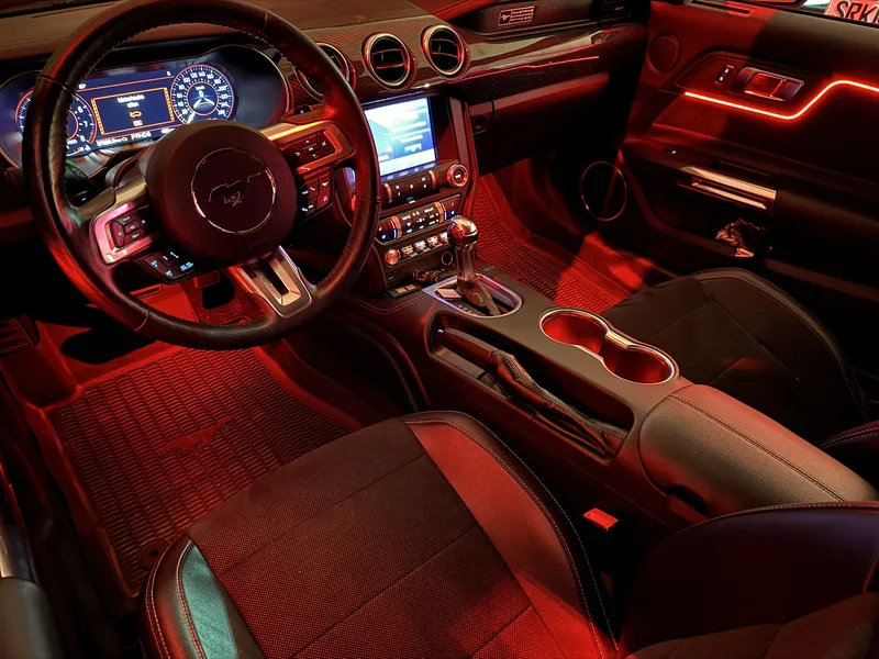Ford Mustang: Ambientebeleuchtung – Innenraum- und Detailansicht 4
