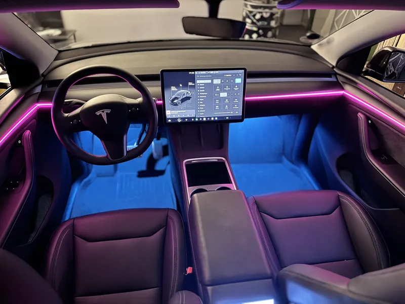 Tesla Model Y: Ambientebeleuchtung – Innenraum- und Detailansicht 5