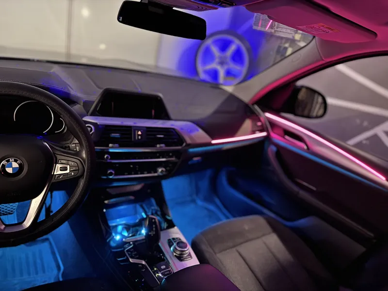 BMW M2: Ambientebeleuchtung – Innenraum- und Detailansicht 3