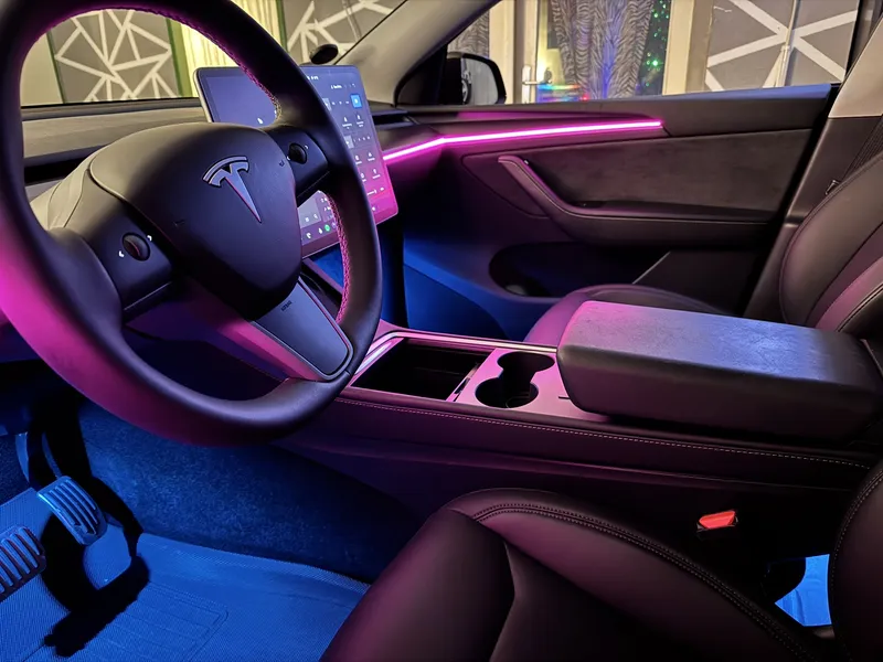 Tesla Model Y: Ambientebeleuchtung – Innenraum- und Detailansicht 3