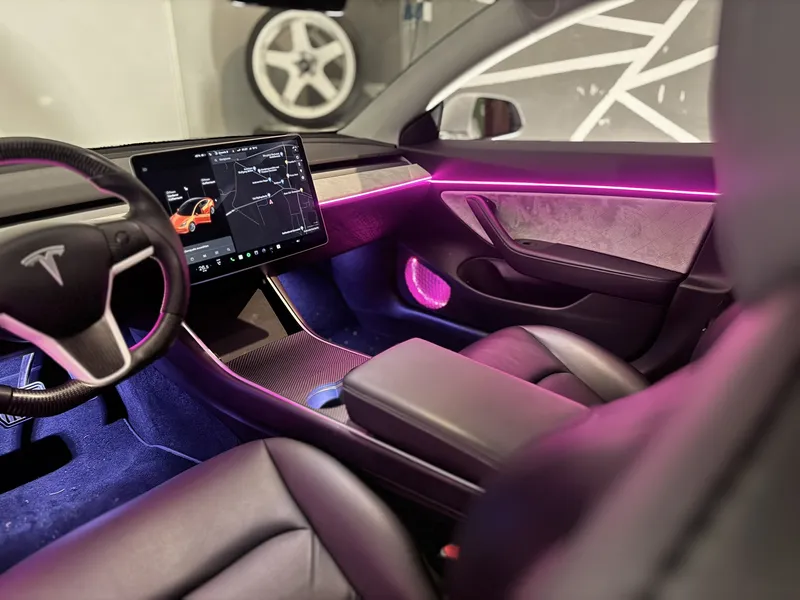 Tesla Model 3: Ambientebeleuchtung – Innenraum- und Detailansicht 3