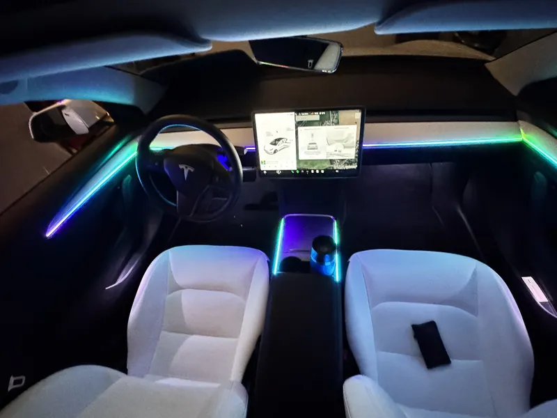 Tesla Model 3: Ambientebeleuchtung – Innenraum- und Detailansicht 4