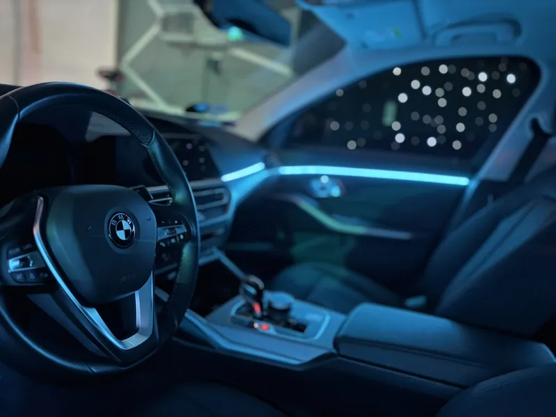 BMW 330i: Ambientebeleuchtung – Innenraum- und Detailansicht 4