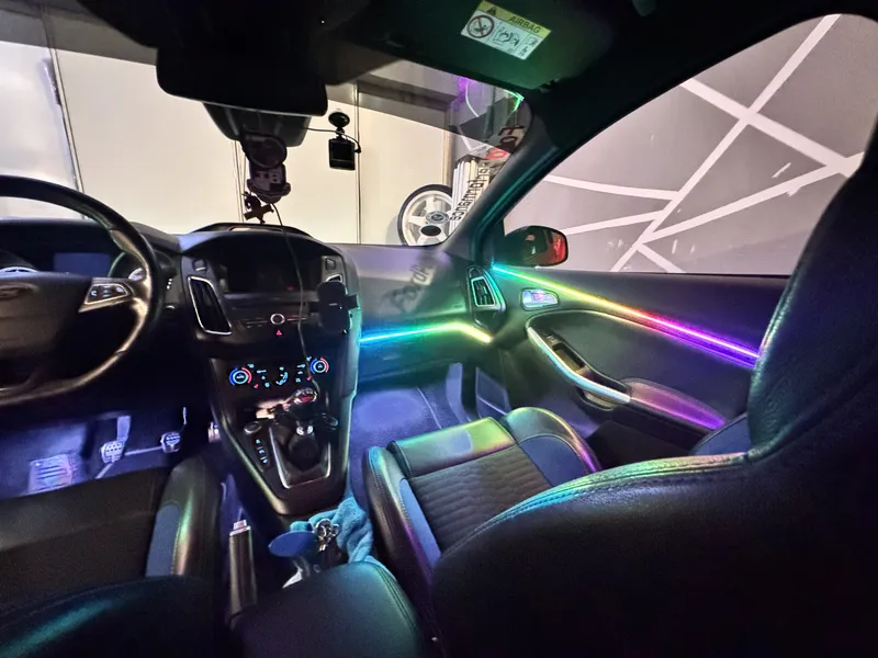 Ford Focus: Ambientebeleuchtung – Innenraum- und Detailansicht 2