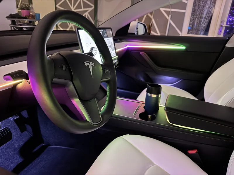 Tesla Model 3: Ambientebeleuchtung – Innenraum- und Detailansicht 7