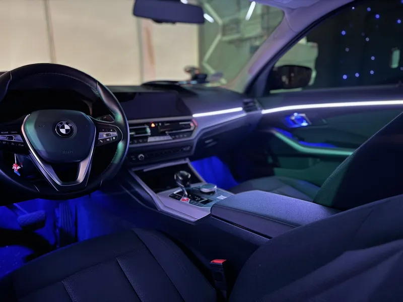 BMW 330i: Ambientebeleuchtung – Innenraum- und Detailansicht 1