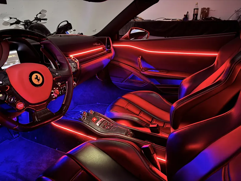Ferrari: Ambientebeleuchtung – Innenraum- und Detailansicht 5