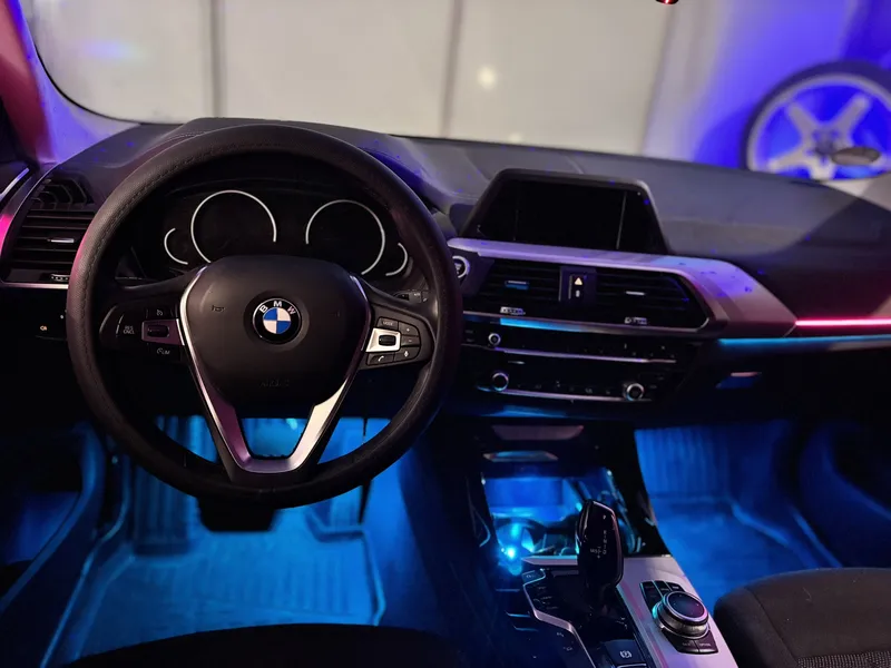 BMW M2: Ambientebeleuchtung – Innenraum- und Detailansicht 6