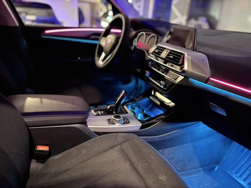 BMW M2: Ambientebeleuchtung – Innenraum- und Detailansicht 5