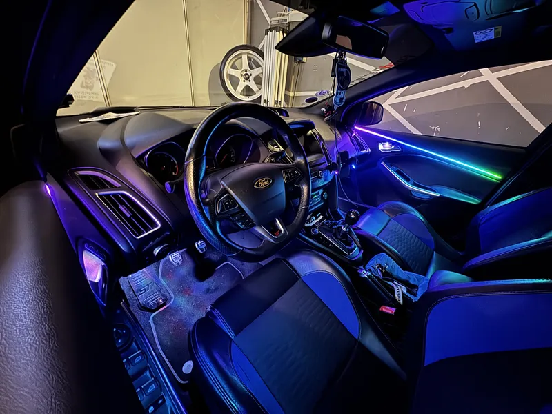 Ford Focus: Ambientebeleuchtung – Innenraum- und Detailansicht 1