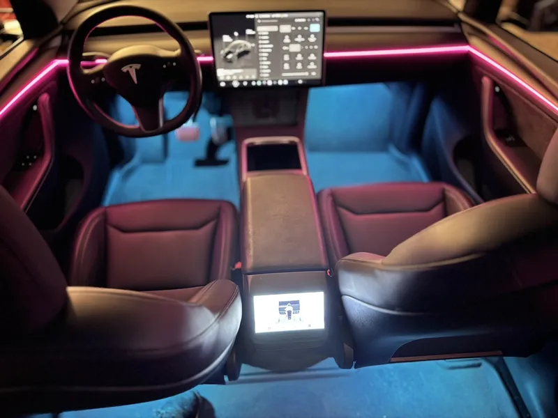 Tesla Model Y: Ambientebeleuchtung – Innenraum- und Detailansicht 6