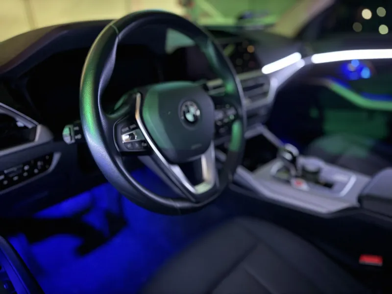 BMW 330i: Ambientebeleuchtung – Innenraum- und Detailansicht 2