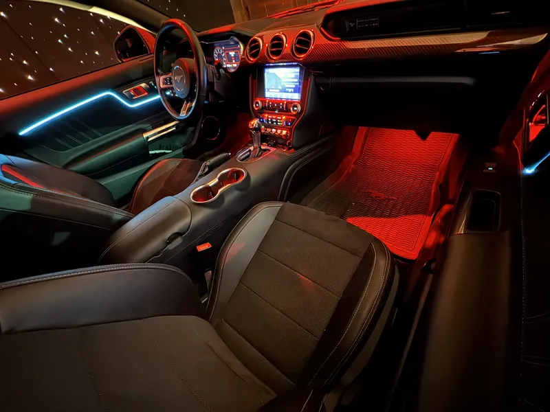 Ford Mustang: Ambientebeleuchtung – Innenraum- und Detailansicht 2