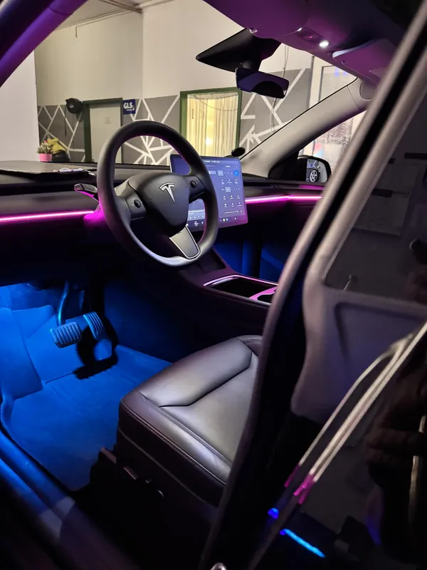 Tesla Model Y: Ambientebeleuchtung – Innenraum- und Detailansicht 2