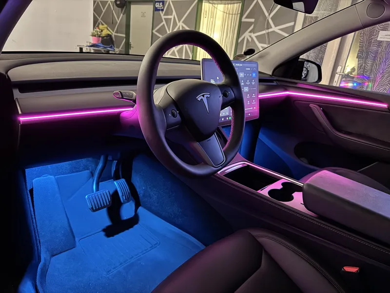 Tesla Model Y: Ambientebeleuchtung – Innenraum- und Detailansicht 4