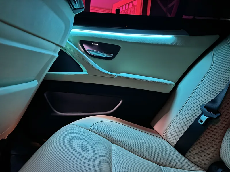 Hintere Türverkleidung und heller Sitz im BMW 3er F30 mit Lichtakzenten