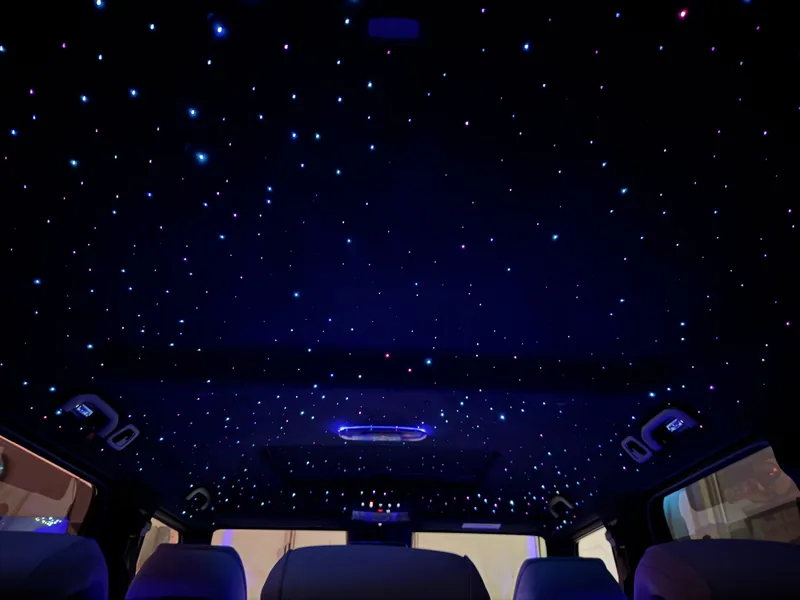 Blick über die Sitze auf den beleuchteten Dachhimmel der Mercedes G-Klasse