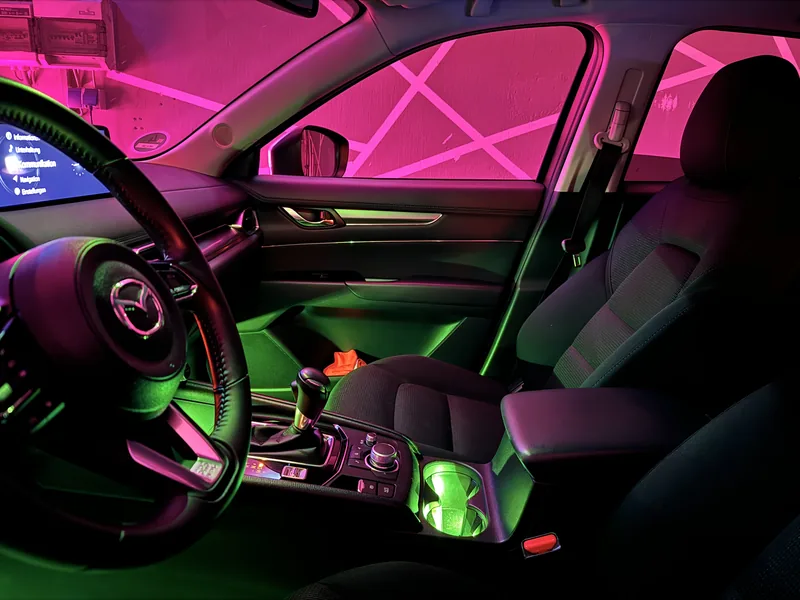 Beifahrerseite des Mazda CX-5 mit grünen Lichtakzenten und beleuchteter Tür