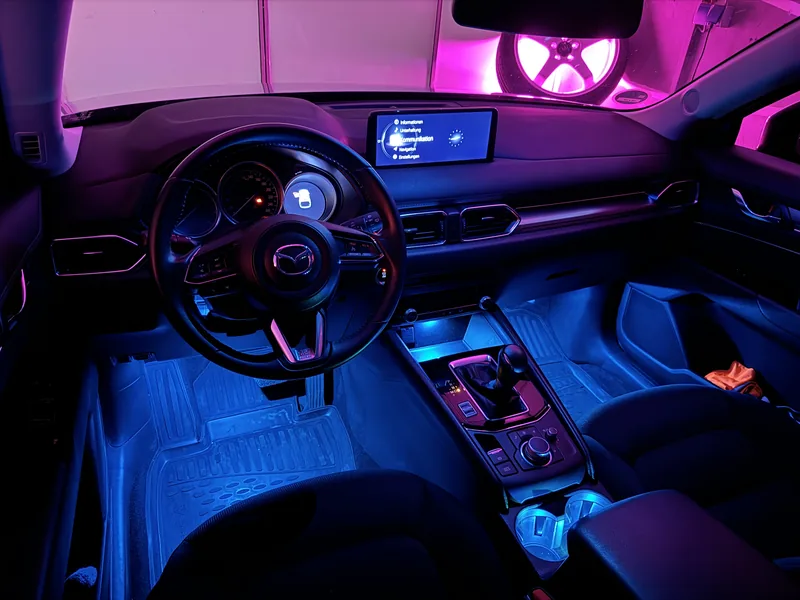Blaue Beleuchtung im Fußraum und an der Mittelkonsole des Mazda CX-5