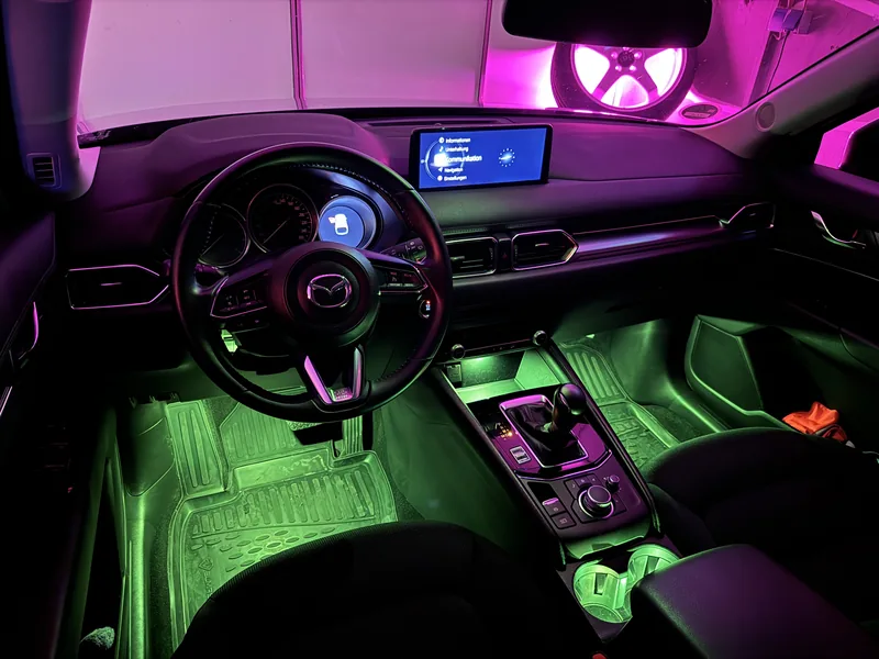 Grüne Fußraumbeleuchtung im Mazda CX-5 bei gleicher Cockpitansicht