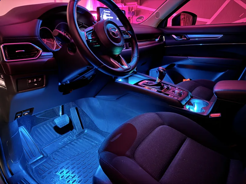 Mazda CX-5 mit blauer Fußraumbeleuchtung und Lichtakzenten im Cockpit