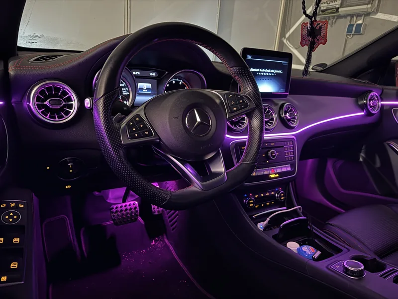 Fahrerplatz der Mercedes A-Klasse mit violetten Lichtakzenten
