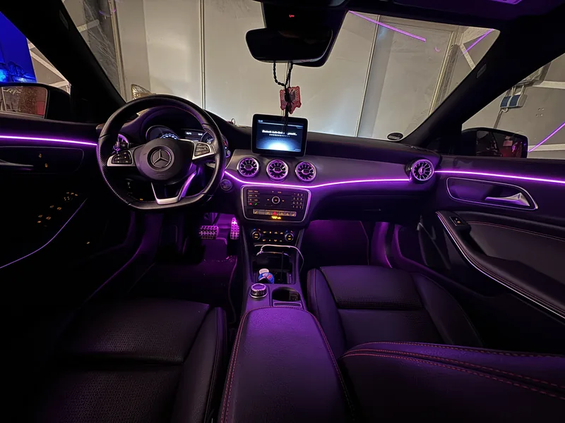 Cockpit der Mercedes A-Klasse mit violetter Ambientebeleuchtung