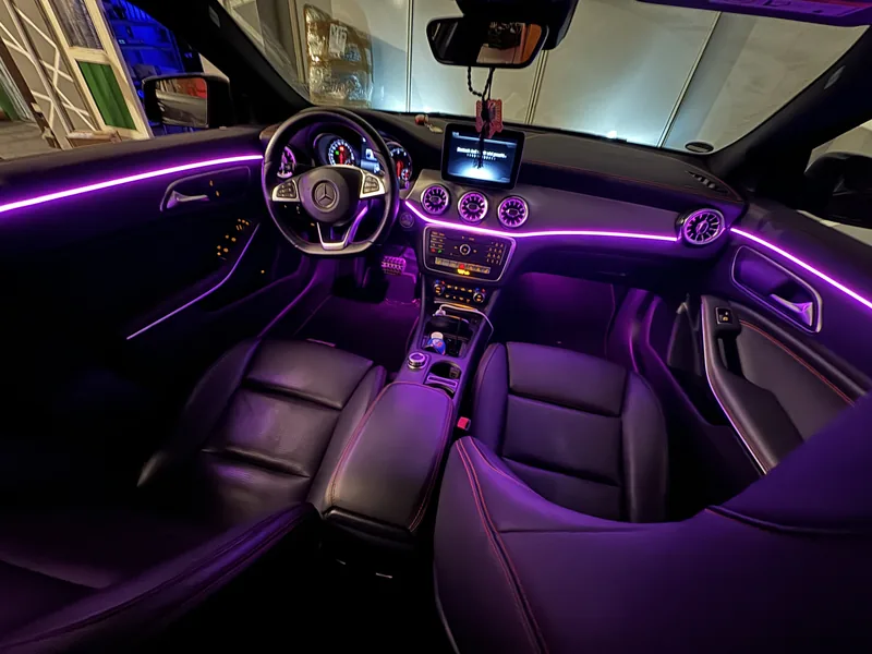 Gesamtansicht der Vordersitze und Lichtlinien in der Mercedes A-Klasse