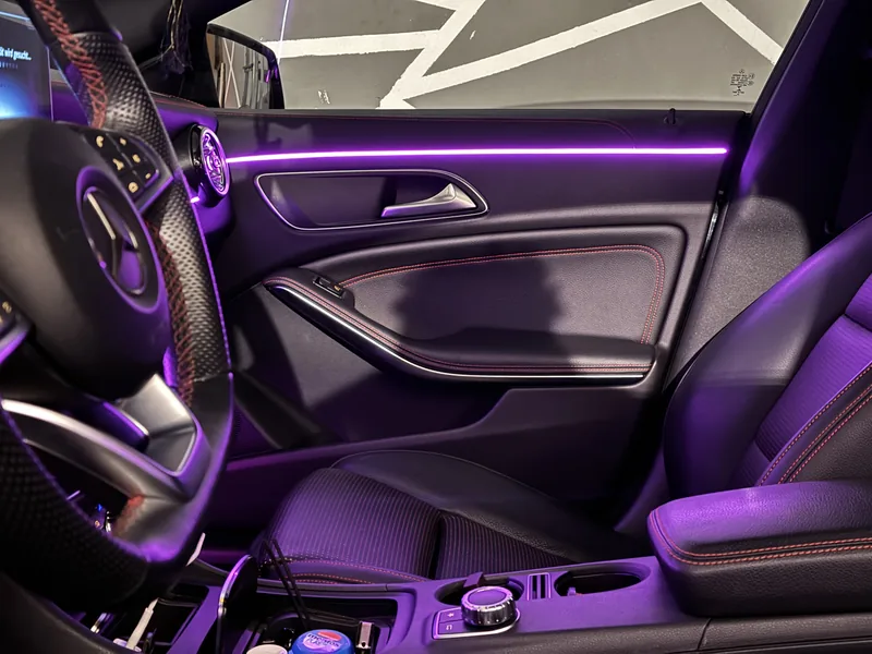 Detail der violetten Lichtlinie in der Beifahrertür der Mercedes A-Klasse
